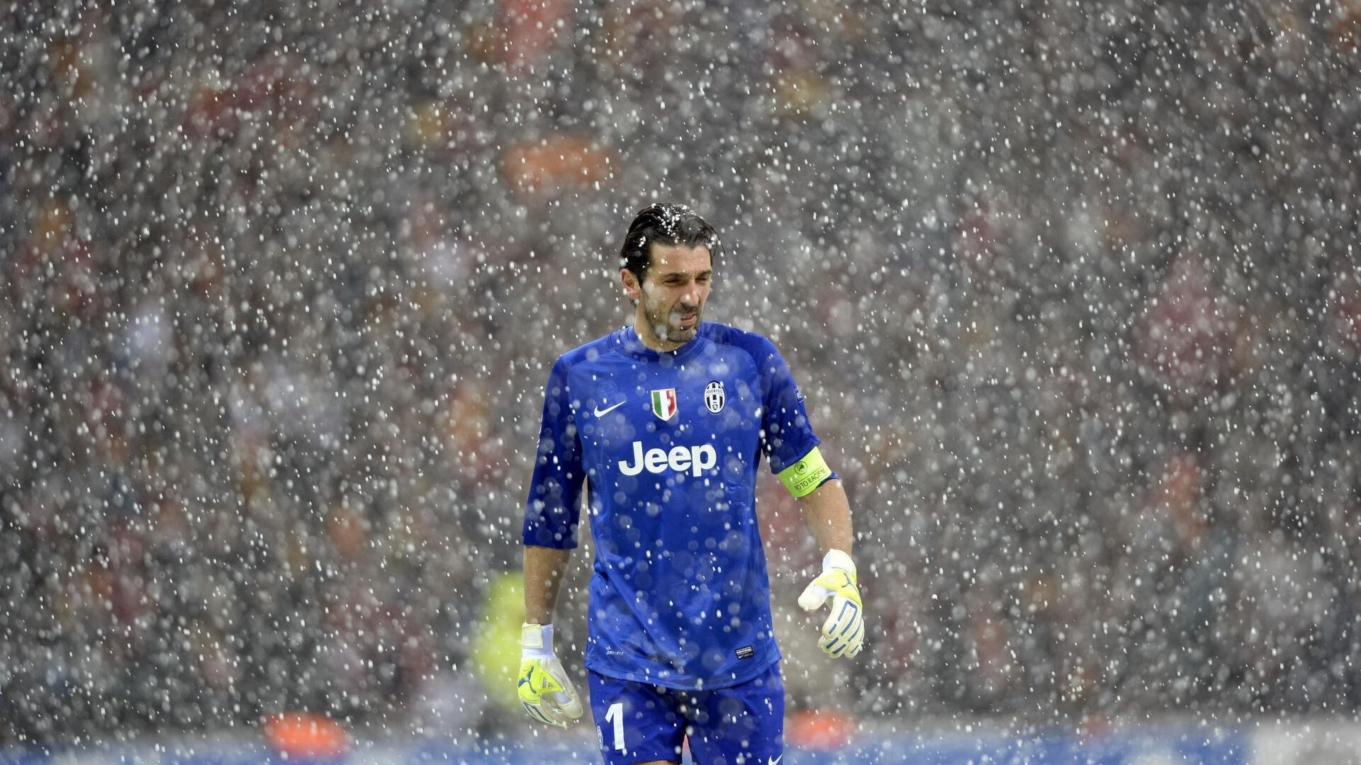 冬季运动体验营吸引大量青少年参与，冬季锻炼活动