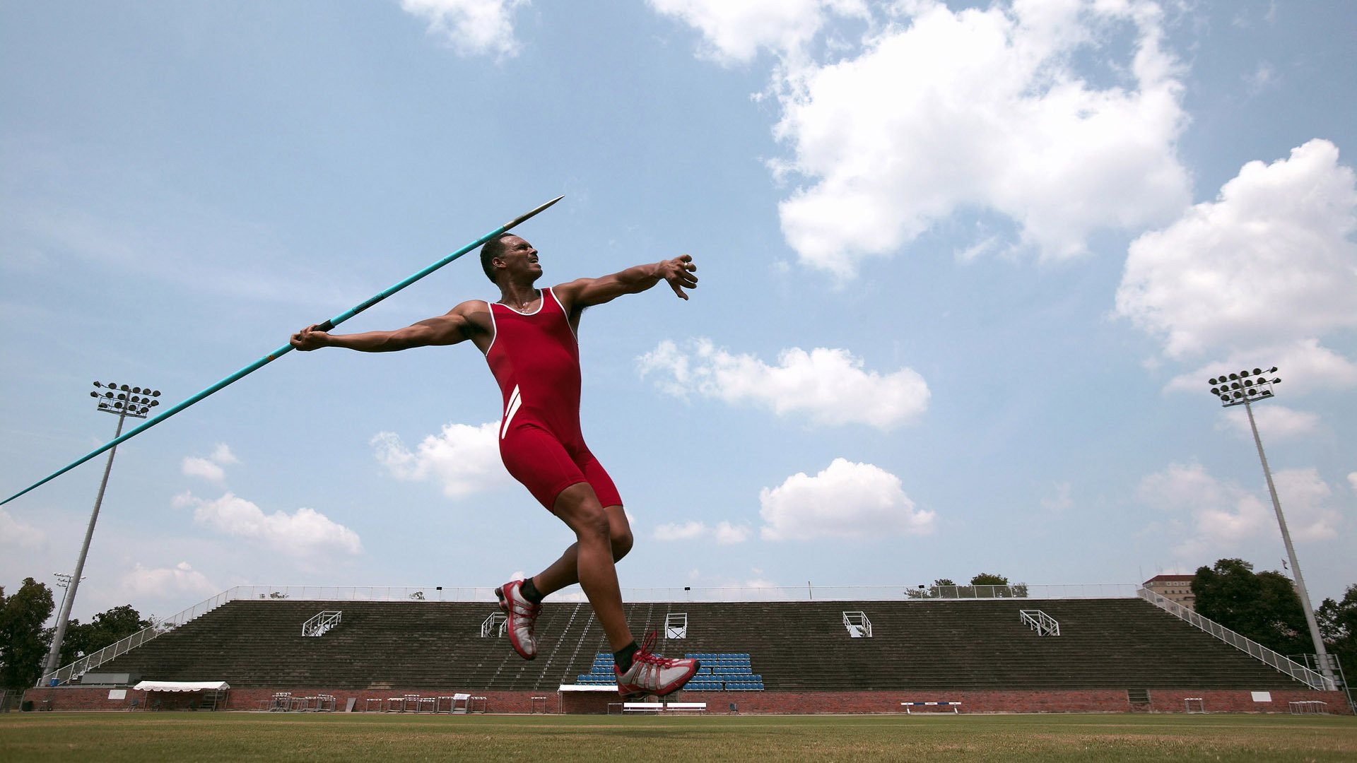 冬季运动体验营吸引大量青少年参与,冬季锻炼活动